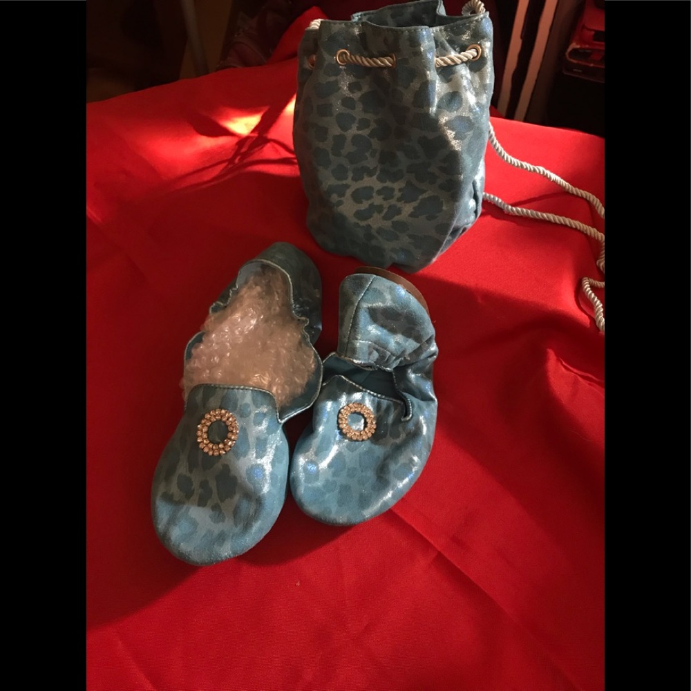 Women’s foldable shoes in a bag